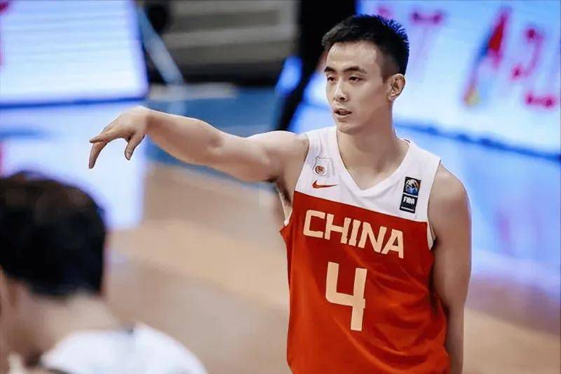 一顿饭吃了一个多小时，贺远江一直在滔滔不绝的讲述着叶辰母亲安成蹊当年的事迹，而叶辰也是百听不厌，甚至恨不得一整天哪也不去，就坐在这里听他说。
